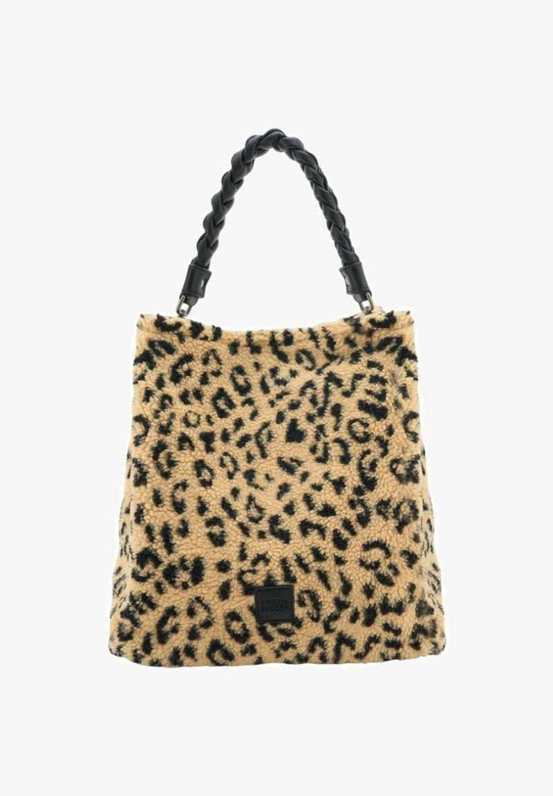 Sac fourre-tout en fausse fourrure avec imprimé léopard, d'une surface texturée et d'une anse tressée noire ; comporte un patch de logo noir à la base.