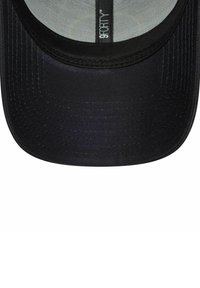 Schwarze Baseballmütze mit gebogenem Schirm, aus strukturiertem Stoff. Enthält Innenmarkierungsdetails und kontrastierende Nähte.