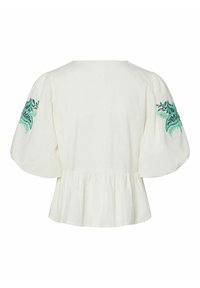 Hvid bluse med puffede ærmer, prydet med grønne broderede detaljer på skuldrene og en samlet peplum talje.