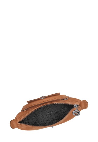 Hellbraune Ledertasche mit einem Reißverschluss oben und zwei abgerundeten Griffen, mit einem gemusterten dunklen Innenfutter. Glatte Oberfläche mit dezenten Ziernähten.