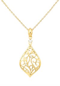 Guld halskæde med en dråbeformet vedhæng, der har et indviklet blomsterfiligranmønster og små klare ædelsten, der fremhæver mønsteret.