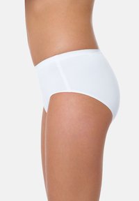 Mutandine bianche a vita alta con una texture liscia, elastico in vita e design senza cuciture, caratterizzate da una forma a vita media e dettagli minimi.