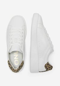 Baskets en cuir blanc avec une semelle plate, un bout rond et des accents en imprimé léopard sur le talon. Lacets et détails de design perforés.