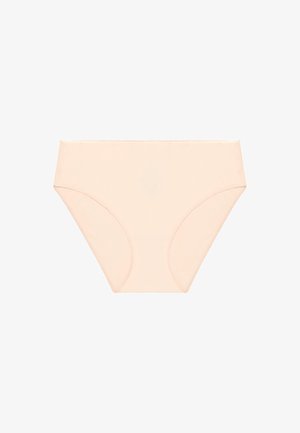 Bezszwowa, jasnobeżowa damska bielizna w stylu bikini z wysokim wycięciem na nogawkach na białym tle.