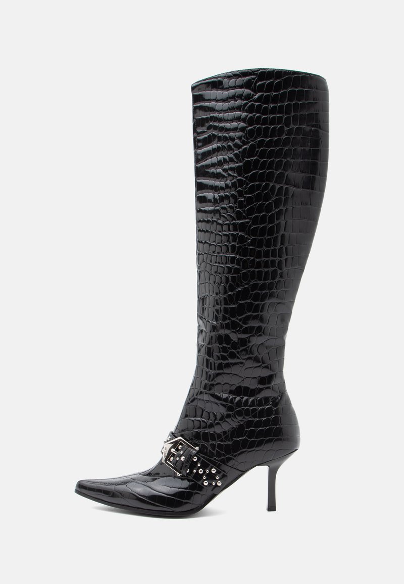 Sorte knæhøje stiletto støvler med krokodillet texture, spids tå og dekorativ sølv spænde rem hen over forsiden.