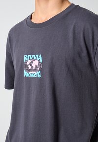 Dunkelgraues Baumwoll-T-Shirt mit rundem Ausschnitt und kurzen Ärmeln. Die Vorderseite zeigt eine bunte Grafik mit einem Globus und Text.