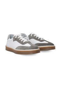 Graue und weiße Sneakers aus Wildleder und Mesh-Materialien, mit einer Gummisohle, runder Zehenpartie und kontrastierenden Schnürsenkeln über dem Spann.