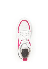 Weiße Sneaker mit pinken Wildlederakzenten, perforierter Zehenbox, flachen weißen Schnürsenkeln und einer strukturierten Sohle. Enthält einen gepolsterten Schaft und einen seitlichen Reißverschluss.