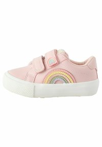 Baskets en cuir rose avec deux bandes Velcro et un motif multicolore arc-en-ciel sur le côté. Caractéristiques d'une semelle en caoutchouc blanc texturé.