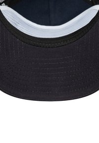 Zwarte pet met een vlakke rand, voorzien van een gladde buitenkant en een ademende witte mesh voering aan de binnenkant.