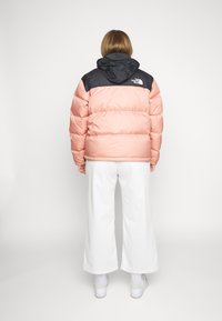 The North Face PLUS 1996 RETRO NUPTSE JACKET - Casaco de penas - rose dawn