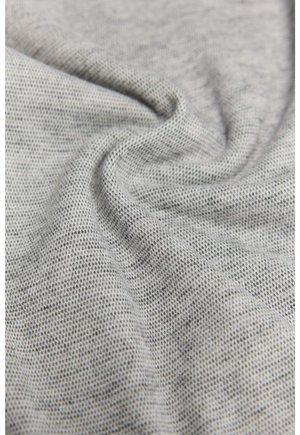 Tela gris texturizada con un patrón sutil, que muestra un acabado suave y liso. El material parece ligero y transpirable.