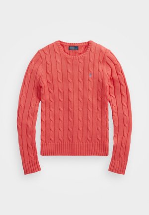 Sweter koralowy w warkoczowy splot z okrągłym dekoltem, długimi rękawami, ściągaczami na mankietach i u dołu oraz subtelnym haftowanym logo na lewej piersi.