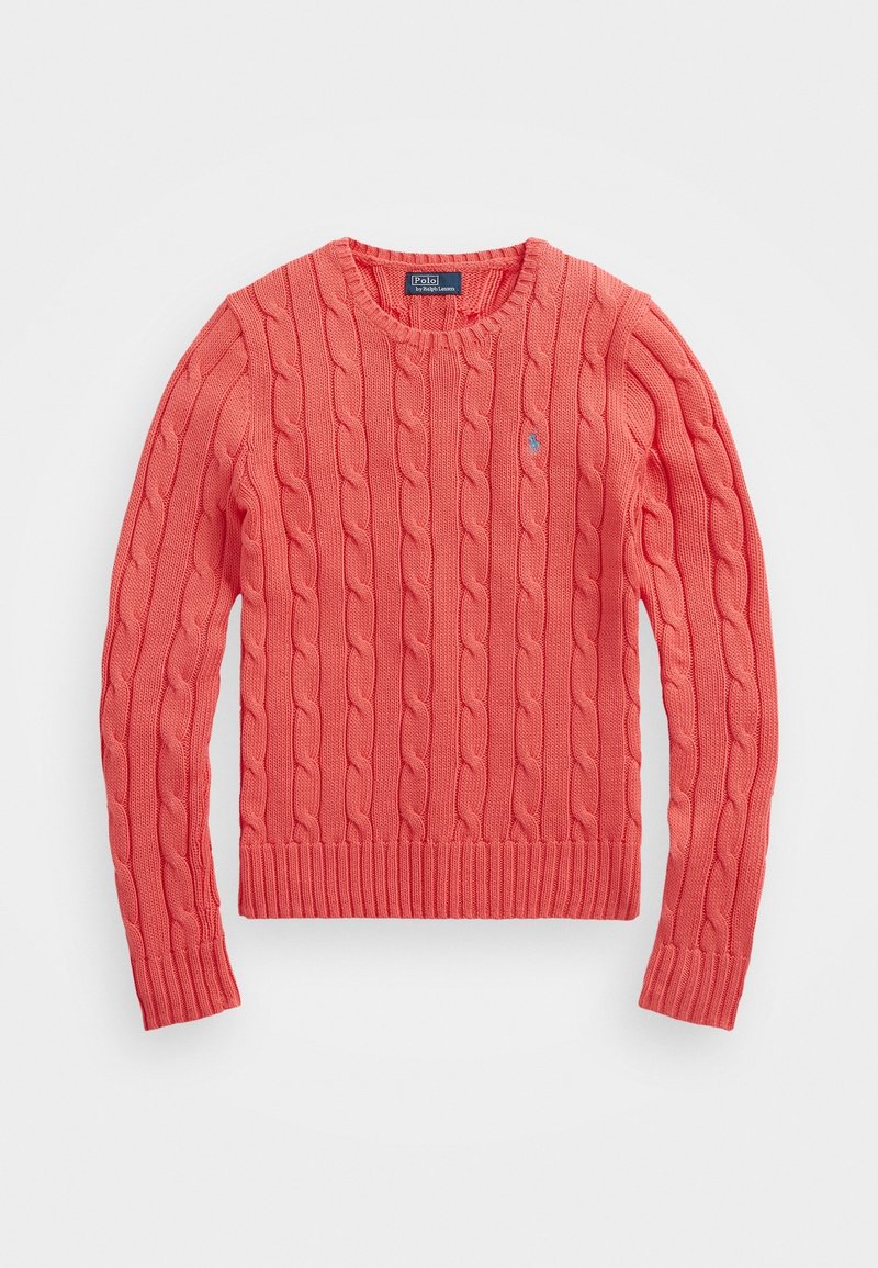 Pull col rond rose corail en maille torsadée, manches longues, poignets et ourlet côtelés, avec un logo brodé discret sur la poitrine gauche.