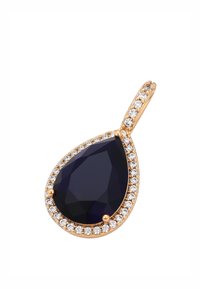 Ciondolo d'oro con una grande pietra a goccia di un intenso blu scuro circondata da un alone di piccoli gemme trasparenti, superficie liscia e finitura lucida.
