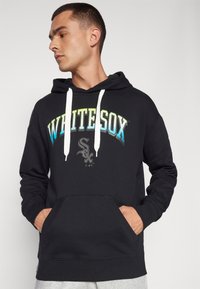 Sort hættejakke med "WHITESOX" logo i gradient blå og grøn, med snoretræk og en frontlomme. Blødt stof og klassisk pasform.