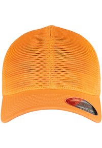 Orange Netz-Trucker-Kappe mit einem einfarbigen orangen Schild. Verfügt über ein Etikett an der Seite und einen strukturierten oberen Teil. Atmungsaktives, leichtes Design.