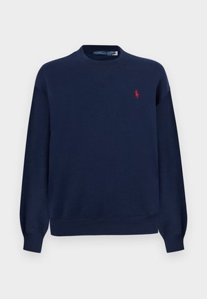Marineblå crewneck-genser med lange ermer og en liten rød brodert logo på venstre bryst.