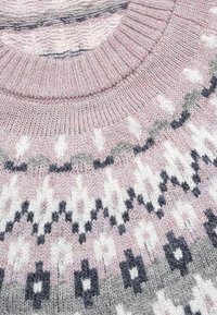 Strickpullover mit einem gerippten rosa Kragen, Fair-Isle-Muster mit grauen, weißen und schwarzen Akzenten sowie einer weichen Wolltextur.