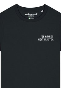 Schwarzes Baumwoll-T-Shirt mit kurzen Ärmeln und Rundhalsausschnitt. Text auf der Vorderseite: "Ich kann so nicht arbeiten." in Weiß. Einfaches Design.