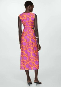 Mouwloze jurk in een levendige roze en oranje bloemenpatroon, middenlengte, met een aansluitende taille en een uitsnijding aan de achterkant. Glad textuur.