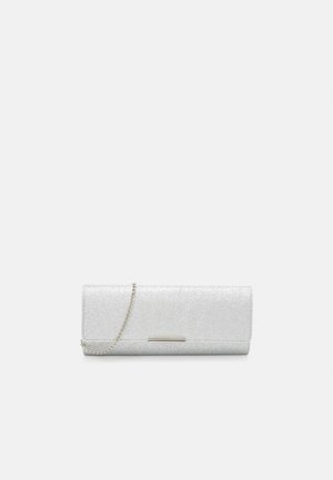 Bolso de mano con purpurina plateada de forma rectangular delgada, que cuenta con una correa de cadena metálica y un adorno de herraje de tono plateado liso.