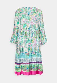 Šaty s květinovým vzorem, lehký materiál, kulatý výstřih, rozevláté rukávy, vrstvený design, akcenty v modré a růžové barvě, složitý paisley motiv.