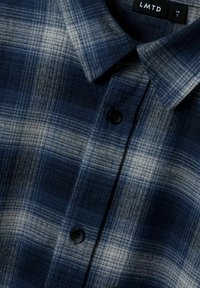 LMTD KARIERTE - Bluza s gumbima - pageant blue