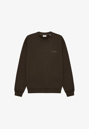 Brūns džemperis ar apaļu kaklu, garām piedurknēm un ribām ap manžetēm. Uz krūtīm ir izšūta smalka logo. Mīksta auduma tekstūra.