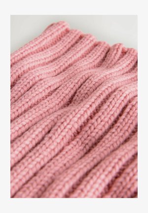 Roze gebreide stof met een geribbelde textuur, gekenmerkt door verticale lijnen en een zachte, pluizige uitstraling. Het patroon is consistent en uniform.