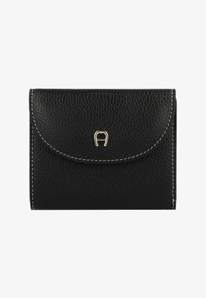 Zwarte leren portemonnee met een gestructureerd oppervlak, afgeronde klep, witte stiksels en een goudkleurig logo-accent aan de voorkant.