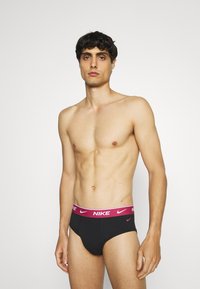 Nike Underwear BRIEF 3 PACK - Cuecas - black/sweet beet