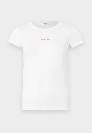 Valge lühikeste varrukatega T-särk, millel on ümara kaelusega ja keskel rinnal väike punane "REPLAY" logo.