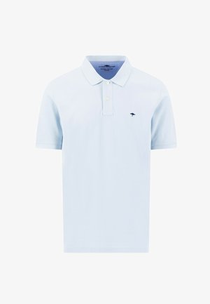 Světle modré polo tričko s krátkými rukávy, se dvěma bílými knoflíky, klasickým límečkem a malým tmavým logem na levé straně hrudi.