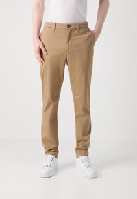 Tommy Hilfiger DENTON PRINTED STRUCTURE - Chino-püksid - safari