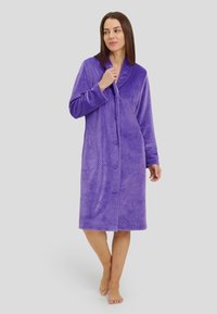 Ropa de abrigo button-up de color púrpura, texturizada, con cuello de chal y dos bolsillos laterales, hecha de material suave, de longitud hasta la rodilla y con mangas largas.