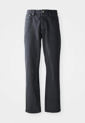 Jeans de denim gris oscuro con un diseño de pierna recta, estilo de cinco bolsillos, cierre frontal con botón y cremallera, y detalles de costura en contraste.
