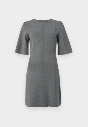 Vestido cinza tricotado com mangas curtas e evasé, decote redondo e costuras verticais. Textura suave e design até ao joelho.