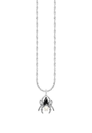 Silberne Halskette mit einem Anhänger in Spinnenform, der einen schwarzen Edelstein als Körper und einen weißen Perlenbauch zeigt.