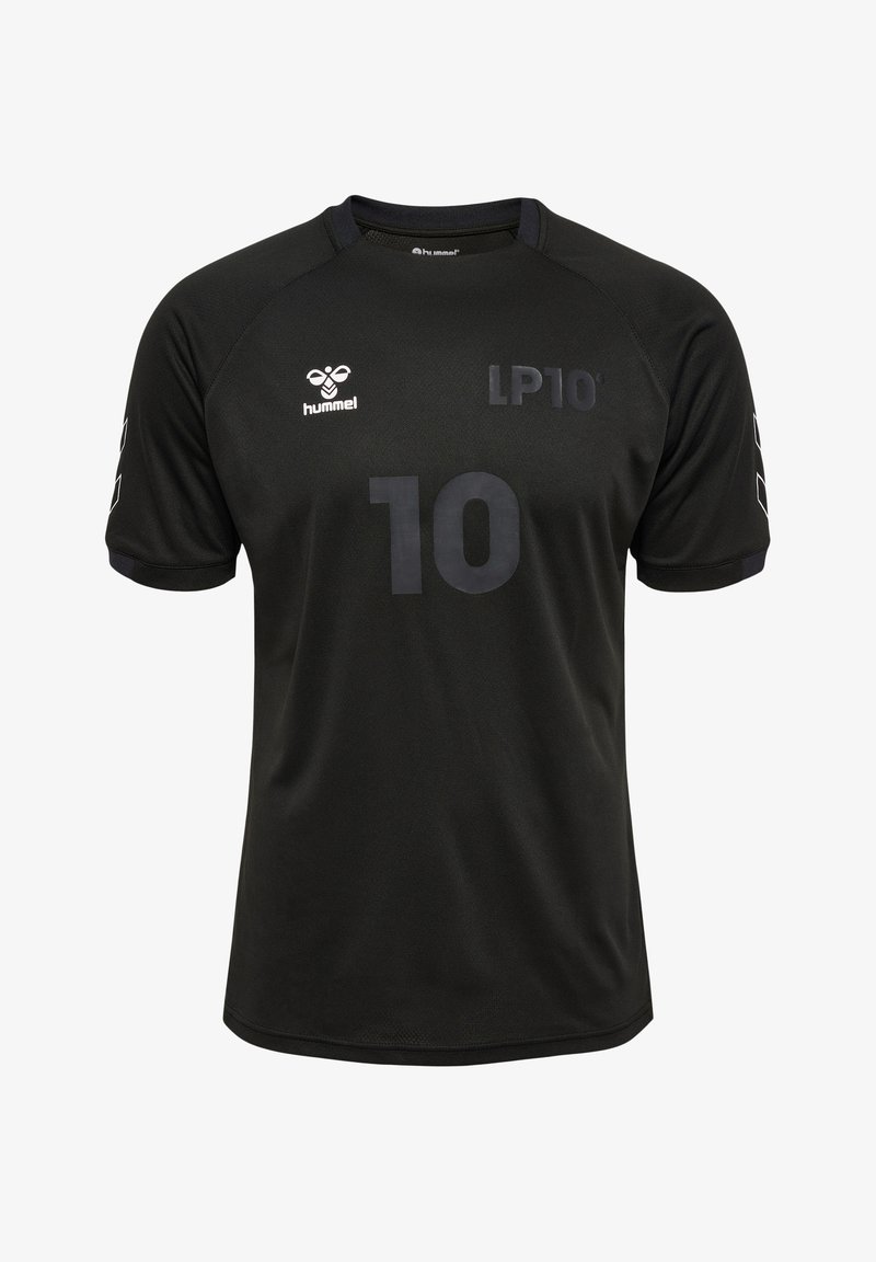 Schwarzes Sporttrikot mit kurzen Ärmeln, auf dem sich eine große "10" in Dunkelgrau, der Text "LP10" und das Hummel-Logo auf der Vorderseite befinden. Glatte Textur.