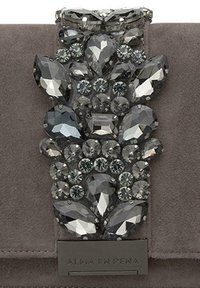 Borsa a tracolla in suede grigio con una dettagliata decorazione di gemme di varie forme. Accessori in metallo decorano il fondo con il nome del marchio.