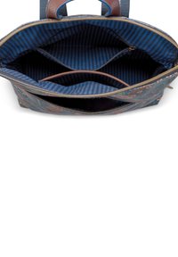 Canvas tas met een ritssluiting, bruine leren accenten en een blauw gestreepte binnenkant met meerdere compartimenten voor organisatie.