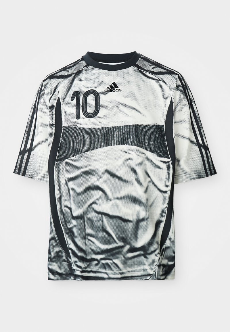 Maillot de sport Adidas argent et noir avec le numéro 10 sur le devant et trois bandes noires descendant le long des manches.