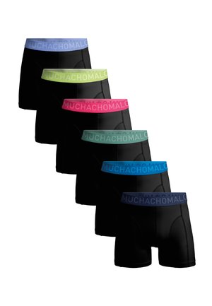 Conjunto de seis bóxers negros con cinturillas elásticas de colores en azul, verde claro, rosa, verde azulado, azul brillante y azul marino, cada uno con la marca "MUCHACHOMALO".