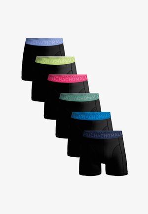 Set od šest crnih bokserica s obojenim elastičnim pojasom u plavoj, svijetlozelenoj, ružičastoj, tirkiznoj, jarkoplavoj i mornarskoplavoj boji, svaka s oznakom "MUCHACHOMALO".