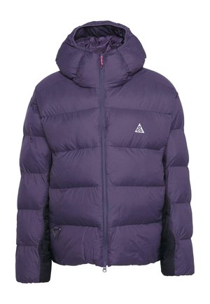 Fialová bunda s kapucí typu puffer, má horizontální švy, zapínání na zip a boční kapsy. Trojúhelníkové logo na hrudi, hladký povrch.