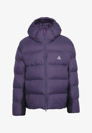 Fialová bunda s kapucí typu puffer, má horizontální švy, zapínání na zip a boční kapsy. Trojúhelníkové logo na hrudi, hladký povrch.