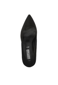 Décolleté in suede nero con punta affilata e texture liscia. Presenta un vamp ridotto e una soletta imbottita per il comfort.