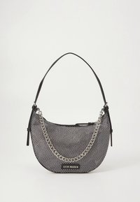 Borsa a rete nera con forma curva, dettaglio catena argento e tracolla in pelle nera. Caratterizzata da una chiusura con cerniera e targhetta con logo.