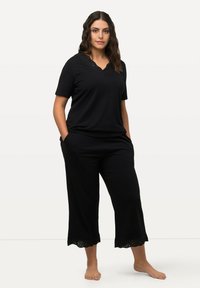 Ulla Popken LOCHSTICKEREI V-AUSSCHNITT HALBARM SET - Pyjama - black